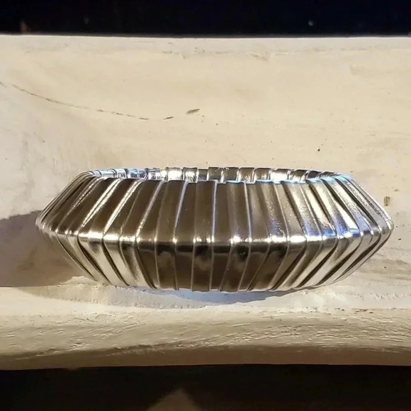 Slick Silver PU Vinyl Wrapped Chunky Retro Geometric Saucer Bangle Bracelet - Picture 2 of 9